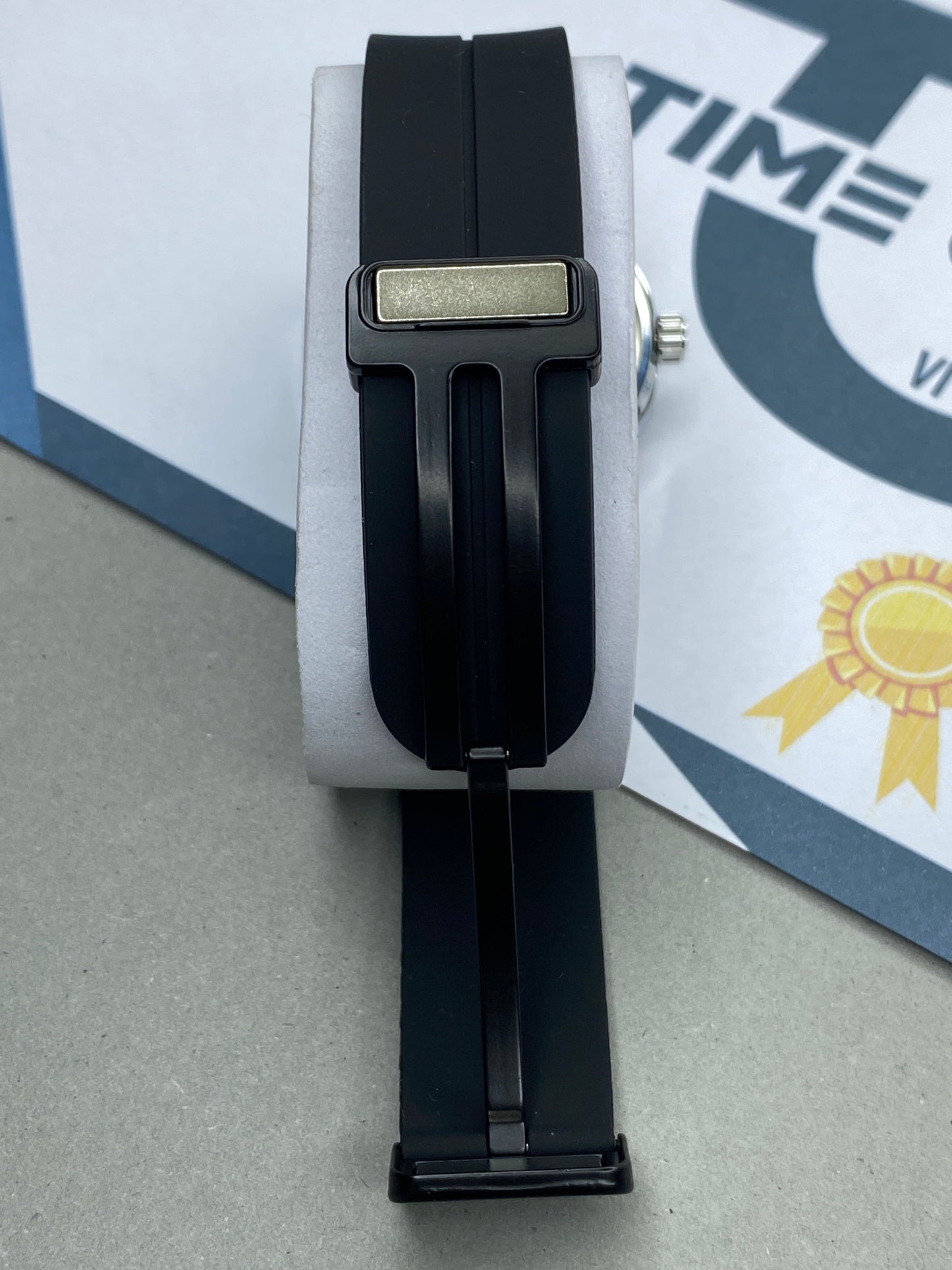 Affordable Luxury Silicone Rubber & Magnetic Lock Straps Watch